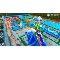 在建造水上乐园时应如何考虑周围环境